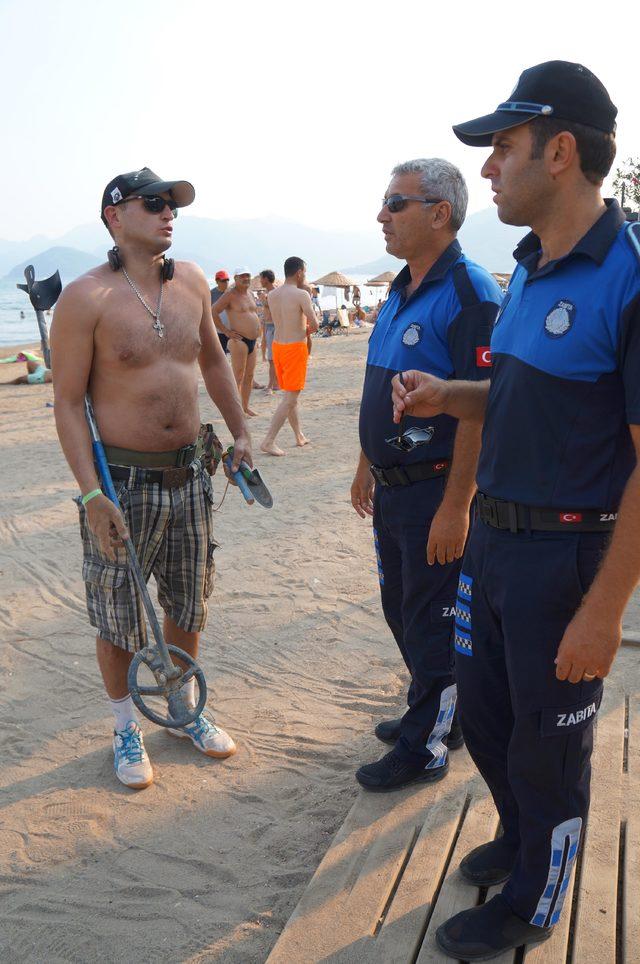 Halk plajında dedektörle arama yapan turist şaşırttı