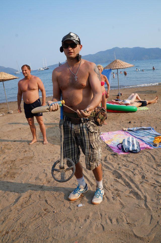 Halk plajında dedektörle arama yapan turist şaşırttı