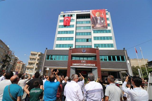 Dağcılardan Turgutlu Belediyesi hizmet binasında özel gösteri