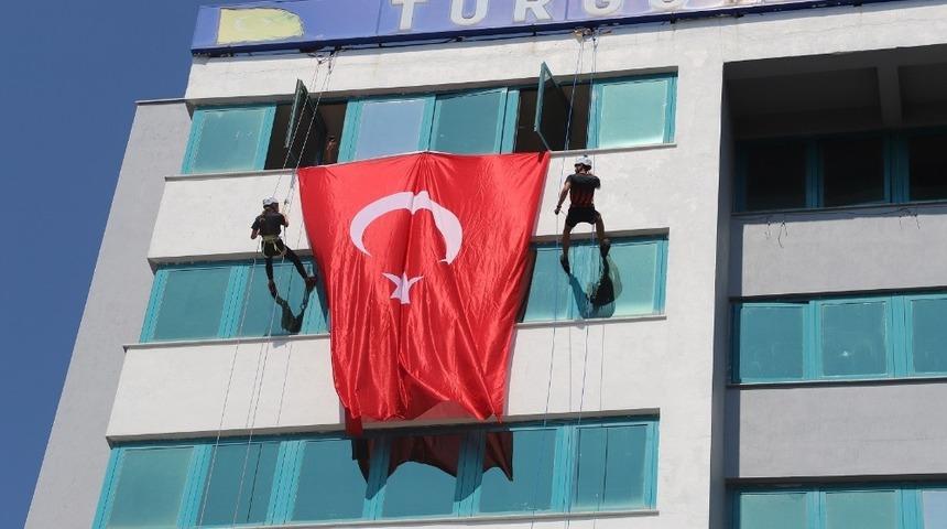 Dağcılardan Turgutlu Belediyesi hizmet binasında özel gösteri