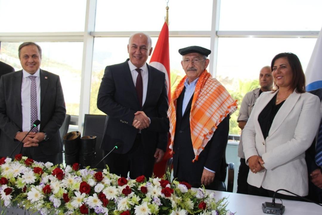 Kılı&ccedil;daroğlu&rsquo;na S&ouml;ke&rsquo;de k&ouml;r&uuml;kl&uuml; efe &ccedil;izmesi hediye edildi