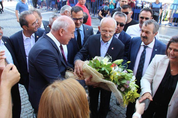 Kılıçdaroğlu’na Söke’de körüklü efe çizmesi hediye edildi G3