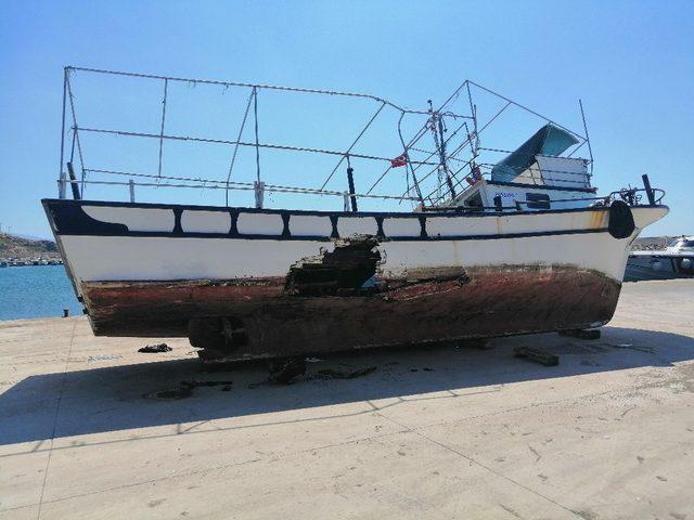 Çanakkale’de trol teknesinin çarptığı teknedeki 10 kişi ölümden döndü