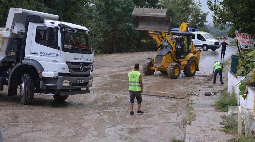 Sinop’ta şiddetli yağmur hayatı olumsuz etkiledi