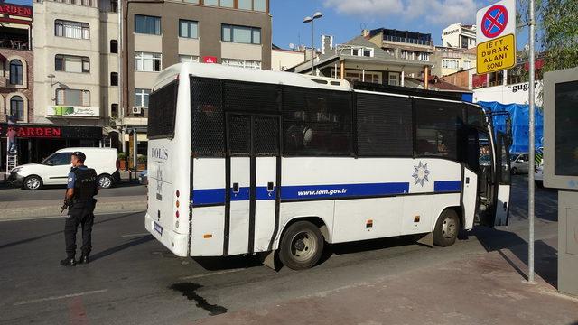 Beyoğlu'nda çevik kuvvet otobüsü kaza yaptı: 2 polis yaralı