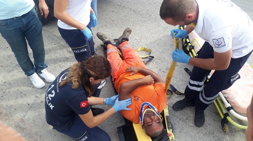 Çöp kamyonundan düşen temizlik görevlisi yaralandı