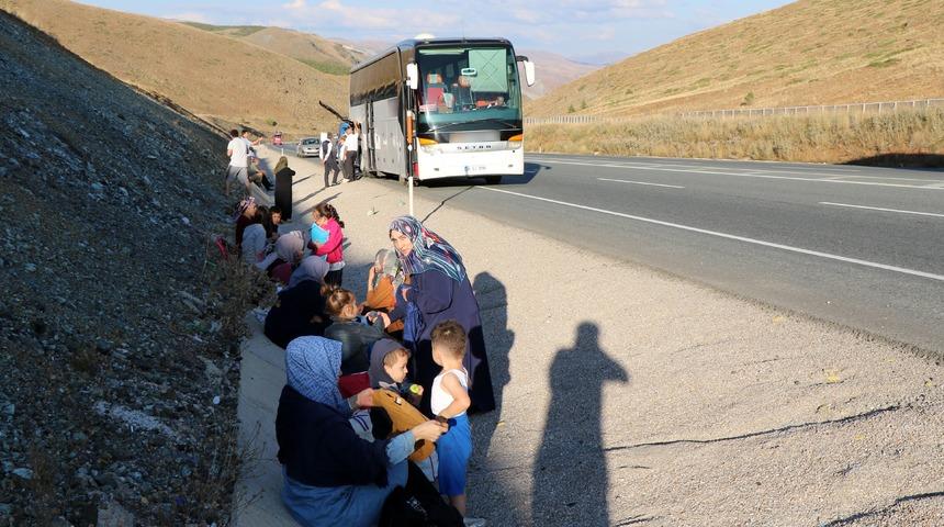 Erzincan’da yolcu otobüsü yandı, faciadan dönüldü