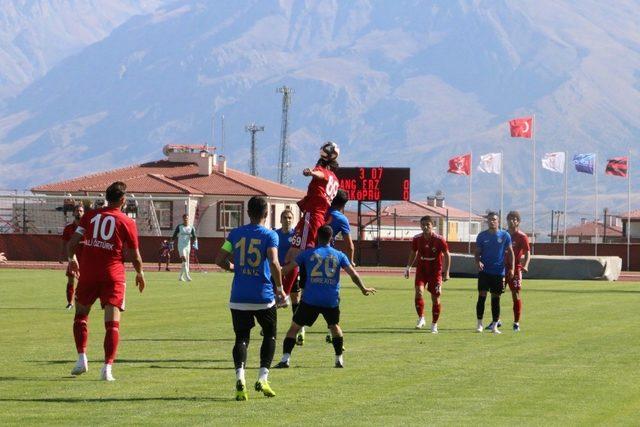 Erzincanspor kendi evinde Karbel Karaköprü Belediyespor ile golsüz berabere kaldı