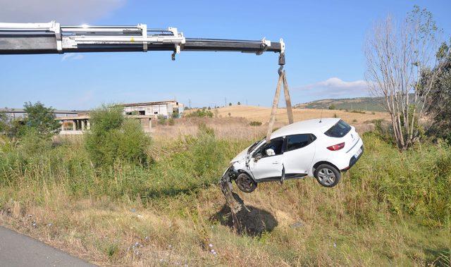 Otomobili şarampole yuvarlanan avukat yaralandı