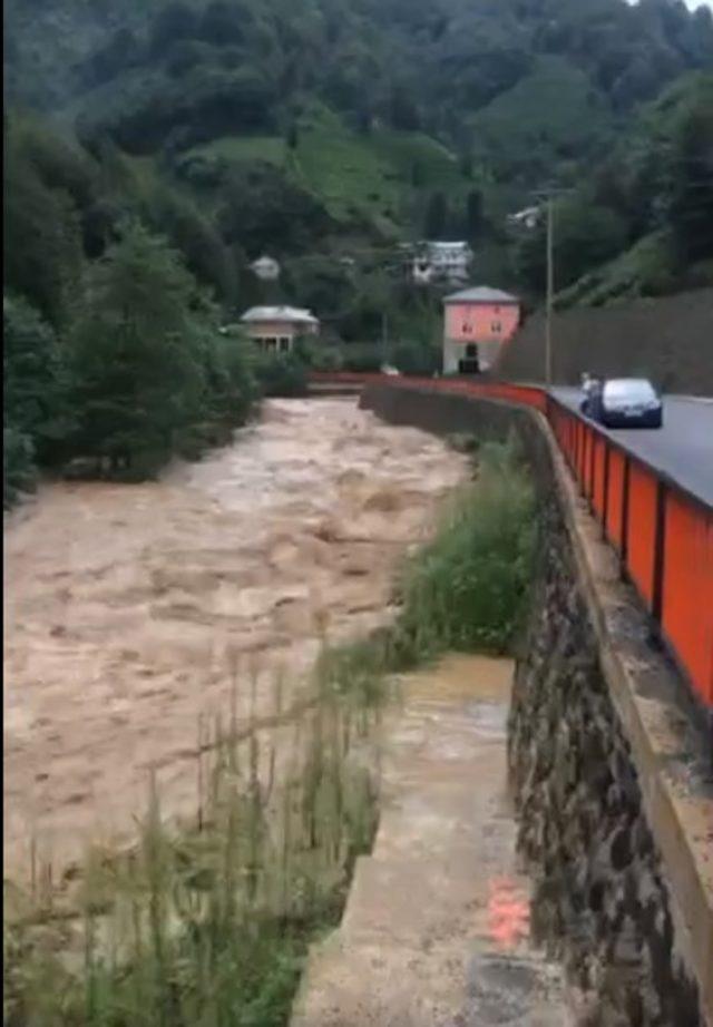 Rize'de heyelanda ev çöktü: 1 yaralı