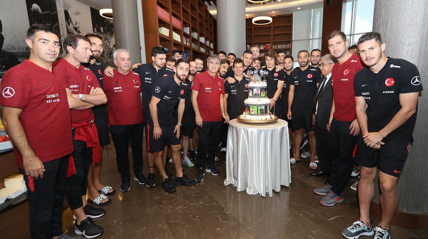 Emre Belözoğlu'na sürpriz doğum günü 