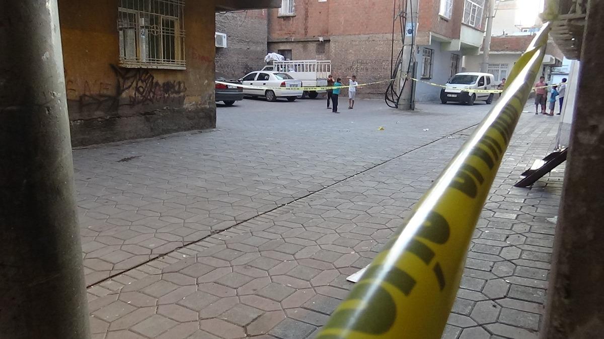 Diyarbakır&rsquo;da 3 kişi kan davalısının evine kurşun yağdırdı