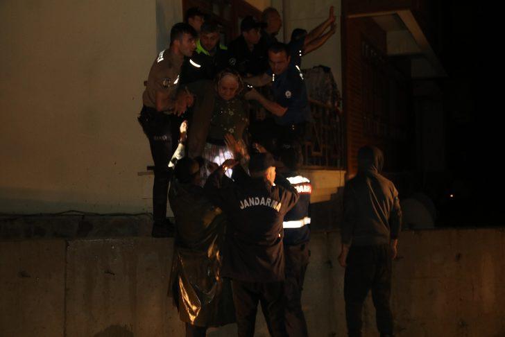 Rize'de şiddetli yağıştan istinat duvarı çöken 20 daireli apartman tahliye edildi G1