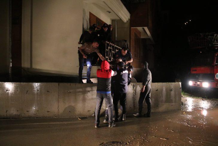 Rize'de şiddetli yağıştan istinat duvarı çöken 20 daireli apartman tahliye edildi G3
