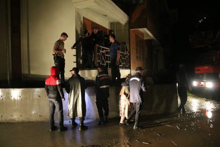 Rize'de şiddetli yağıştan istinat duvarı çöken 20 daireli apartman tahliye edildi G4