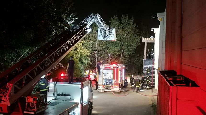 D&uuml;ğ&uuml;n salonunda &ccedil;ıkan yangın paniğe neden oldu