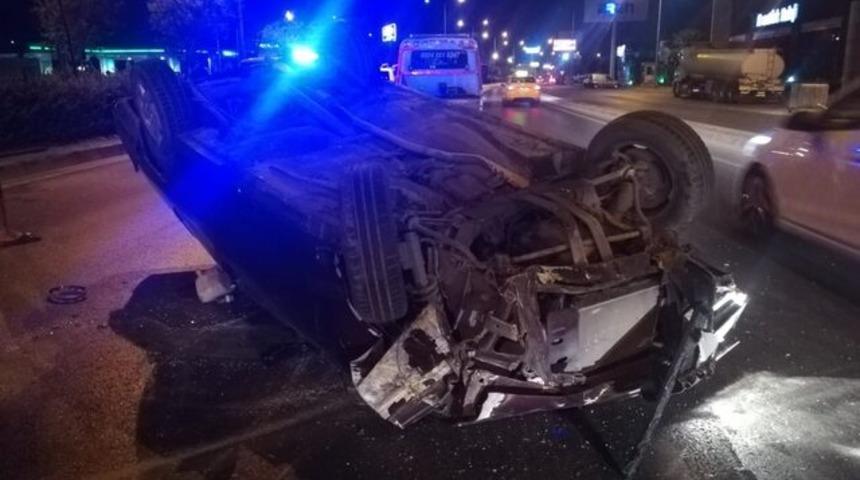 İzmir'de alkoll&uuml; s&uuml;r&uuml;c&uuml; d&uuml;ş&uuml;rd&uuml;ğ&uuml; cep telefonunu ararken kaza yaptı