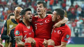 Emre Belözoğlu omuzlarda