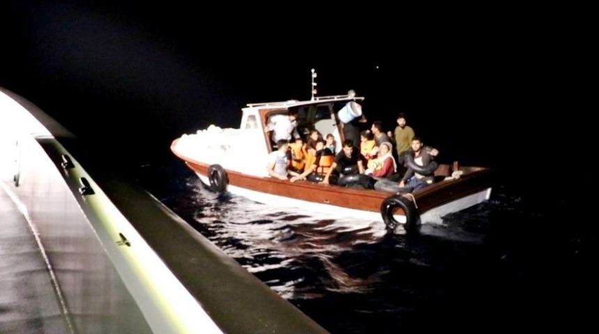 Ayvalık'ta Sahil Güvenlik şüphe üzerine durdurdu! Yakalandılar