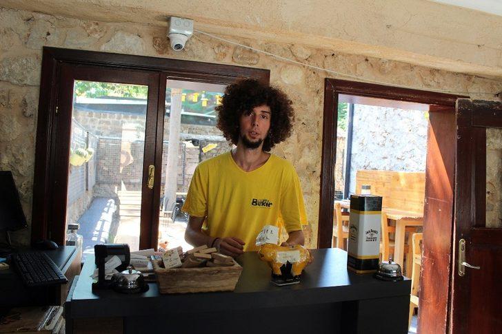 Antalya Kaleiçi'nde 'bahşiş kutusu faresi' işletmecileri canından bezdirdi G3