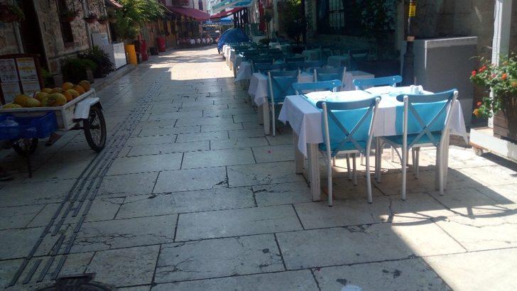 Antalya Kaleiçi'nde 'bahşiş kutusu faresi' işletmecileri canından bezdirdi G5