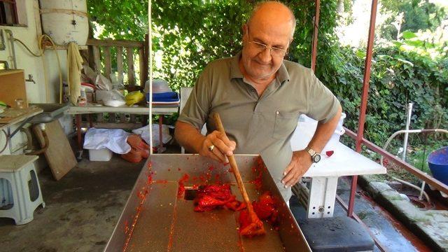 Kendi ürettiği makine ile salça fabrikalarına meydan okuyor