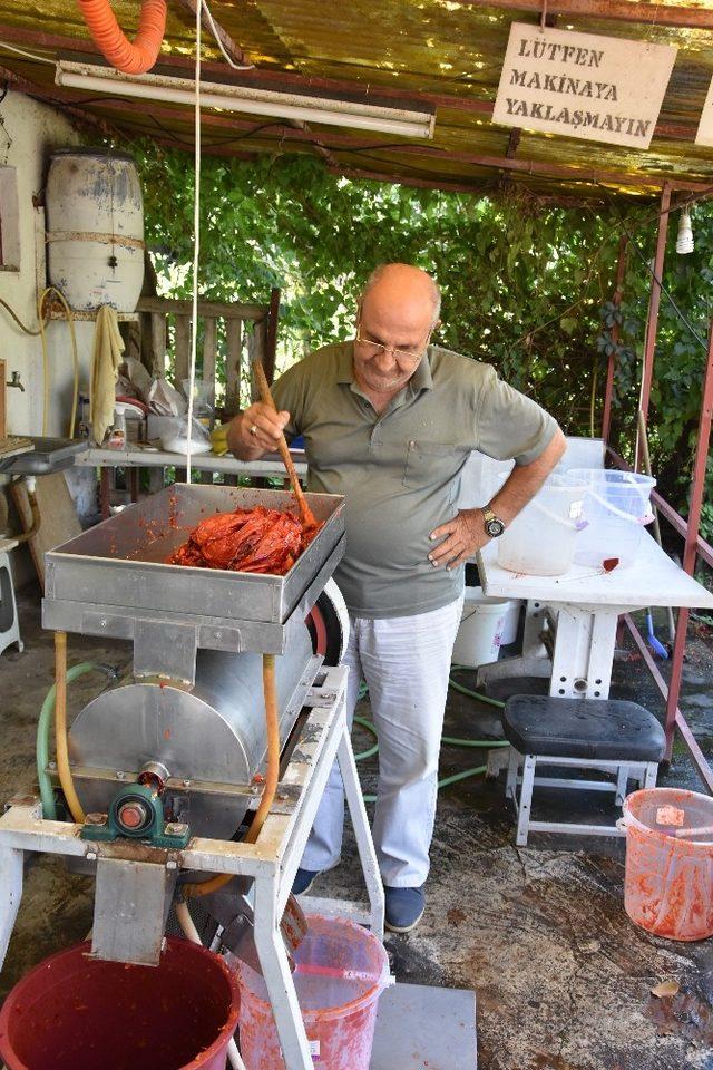 Kendi ürettiği makine ile salça fabrikalarına meydan okuyor