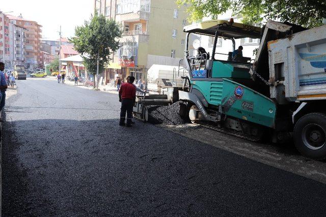 Ağrı’da asfalt çalışmaları devam ediyor