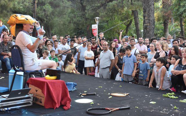 İzmir Fuarı'na gelen İtalyan komedyen sokak gösterisi ile güldürdü