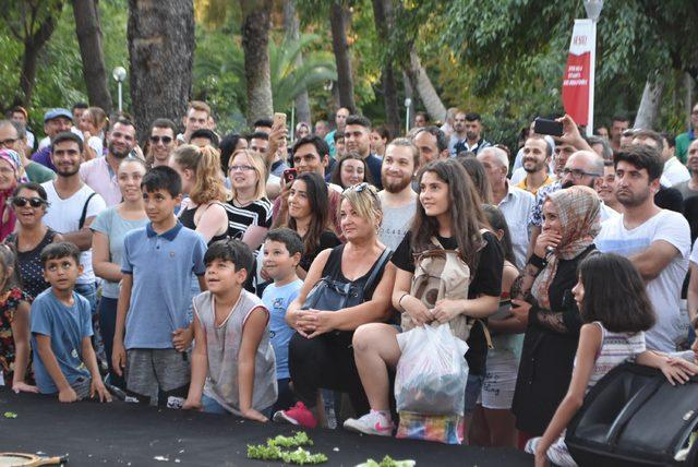 İzmir Fuarı'na gelen İtalyan komedyen sokak gösterisi ile güldürdü