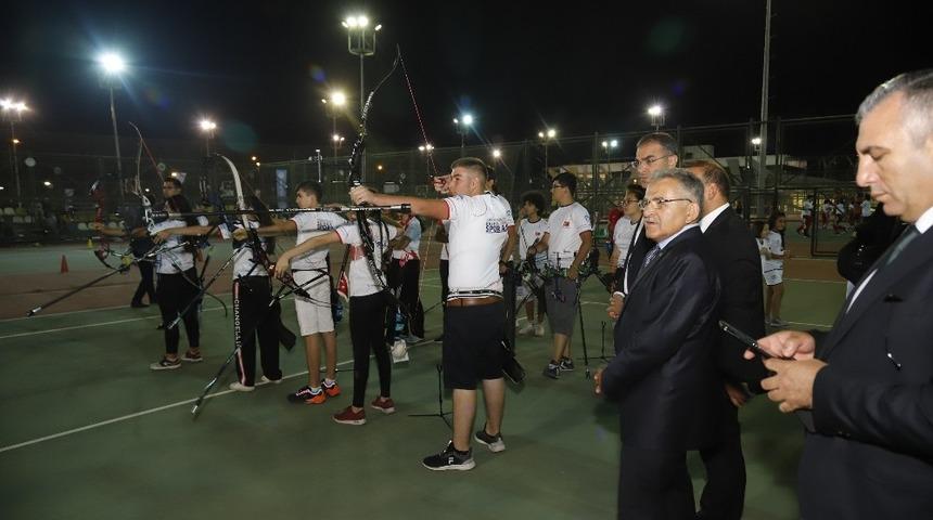 Başkan B&uuml;y&uuml;kkılı&ccedil;, geleceğin sporcularıyla