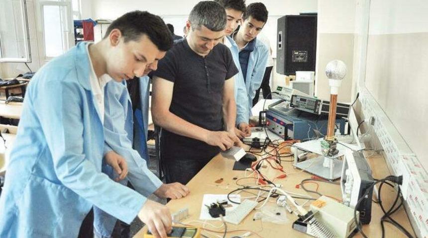 Özdemir, "Mesleki okulları küçümsemeyin"