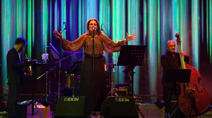 İzmir'de, Monica Molina r&uuml;zgarı