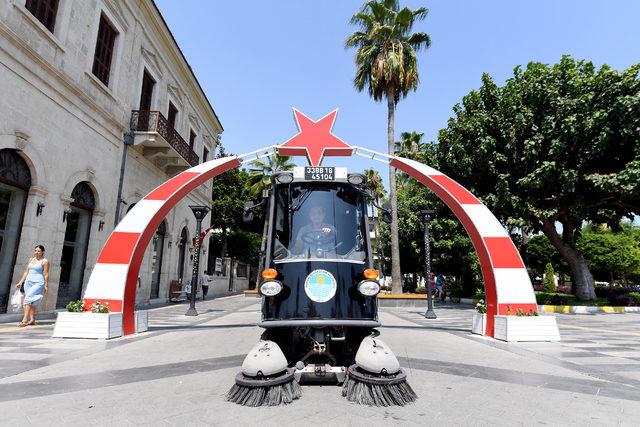 Mersin'deki yol süpürme aracının tek kadın şoförü