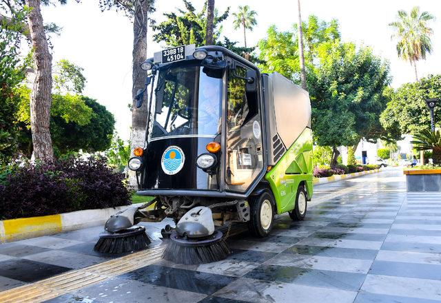 Mersin'deki yol süpürme aracının tek kadın şoförü