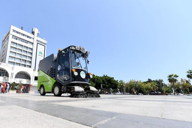 Mersin'deki yol süpürme aracının tek kadın şoförü