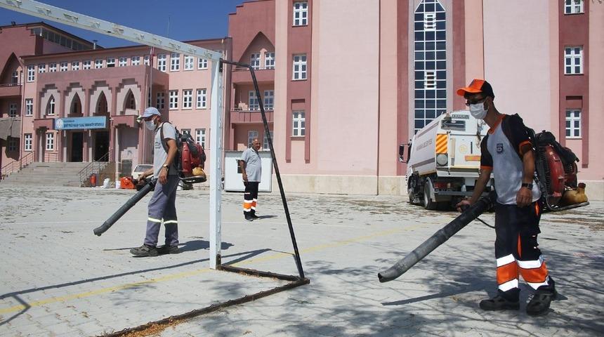 Karaman&rsquo;da okul bah&ccedil;elerinde temizlik ve bakım &ccedil;alışması