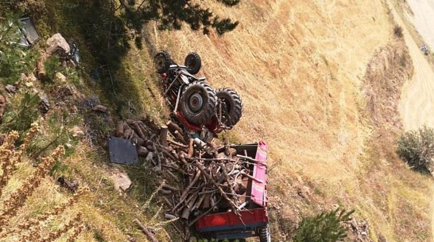 Odun y&uuml;kl&uuml; trakt&ouml;r u&ccedil;uruma yuvarlandı