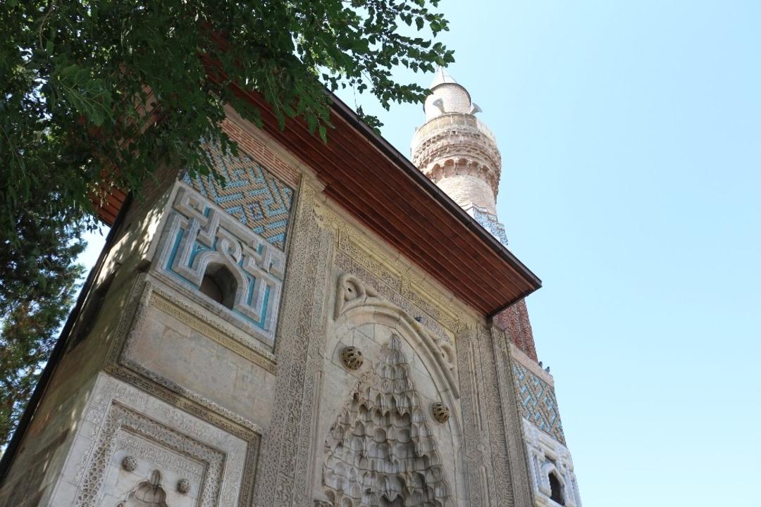 Orta Asya &ccedil;adır geleneğinin &ouml;rneği: &rsquo;İnce Minareli Medrese&rsquo;