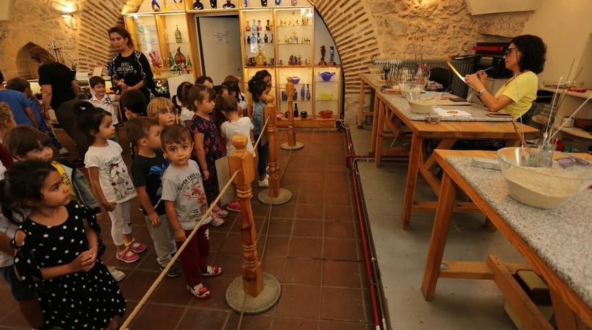 Minik öğrenciler cam atölyesini gezdi