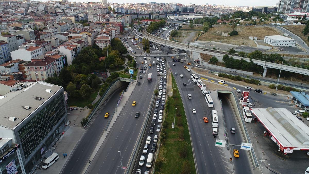 İstanbul'da okula d&ouml;n&uuml;ş yoğunluğu! 3 kilometrelik kuyruk oluşturdular