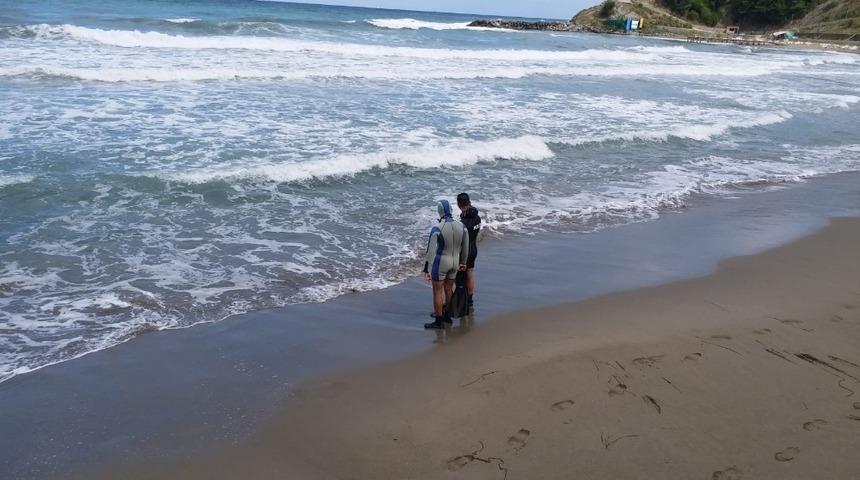 Denizde akıntıya kapılan 3 kişiden 1&rsquo;i kayıp