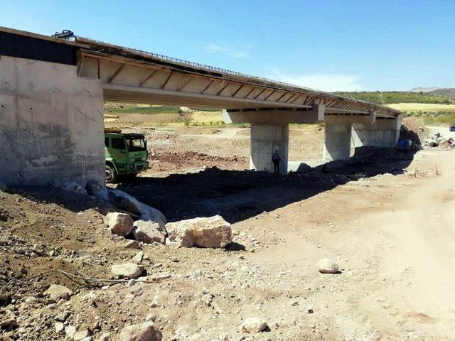 12 Köyü Musabeyli ile Gaziantep’e bağlayacak köprü tamamlanmak üzere