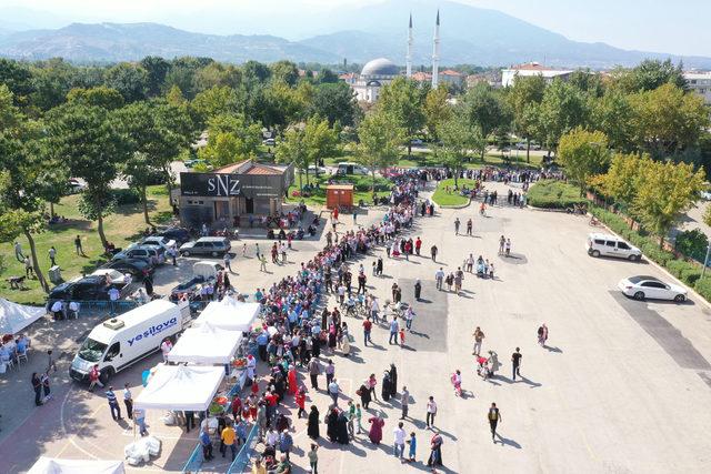 Bursa'da bedava köfte ekmek kuyruğu