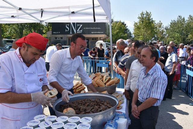 Bursa'da bedava köfte ekmek kuyruğu