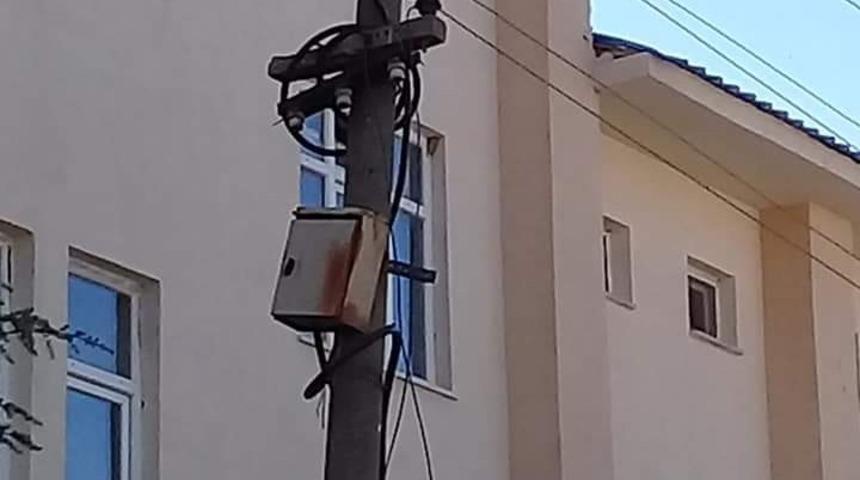 Hindi elektrik direğinde mahsur kaldı, ekipler kurtardı