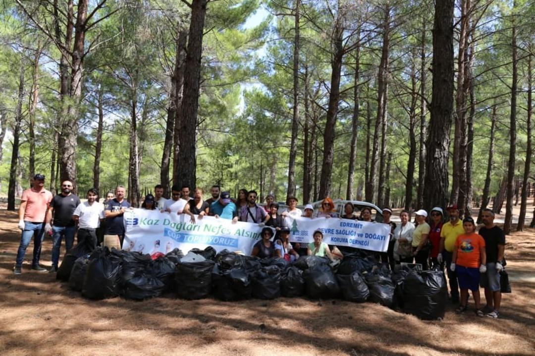 Kazdağları&rsquo;ndan 1 ton &ccedil;&ouml;p topladılar