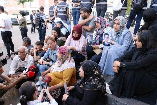 Acılı anne HDP önündeki eyleme Yıldız hemşireyle katıldı