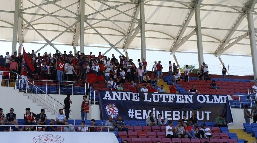 K&ouml;m&uuml;rspor taraftarı Emine Bulut ve t&uuml;m kadınlar i&ccedil;in, &rsquo;Anne L&uuml;tfen &Ouml;lme&rsquo;&rsquo;pankartı a&ccedil;tı