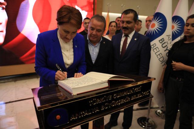 Akşener: İstanbul ve Ankara'ya kayyum atanması çılgınlığına Cumhurbaşkanı izin vermez (2)